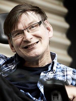 Pastori Sami Mustakallio, 59, asuu palvelutalossa Helsingissä. Hän on kiertänyt Suomea freelance-pappina siitä lähtien, kun hänen virkansa lakkautettiin tuotannollis-taloudellisista syistä.