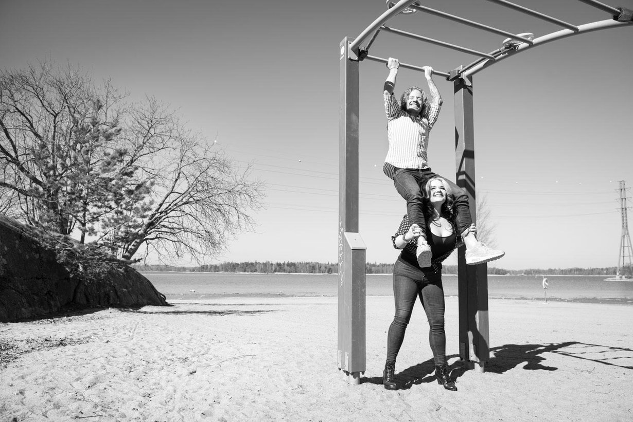 Sisarukset Sauli ja Saana Koskinen ovat olleet läheisiä nuoresta asti. Saana, 36, on burleskitaiteilija, joka tunnetaan nimellä Molly Moonstone. Sauli on tosi-tv-tähti ja personal trainer. Hän myös juontaa omalla Instagram-kanavallaan Saulilla on asiaa -ohjelmaa.