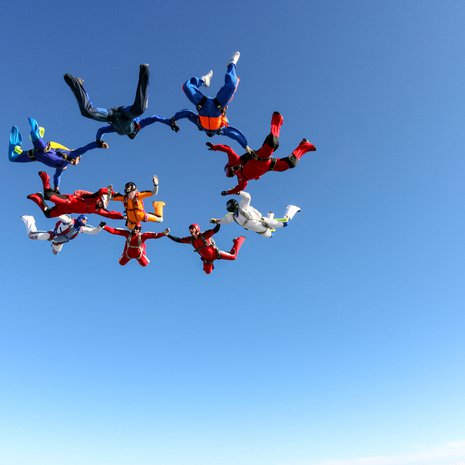 Jos kerran hyppää, kannattaa miettiä, kenen kädestä pitää kiinni.