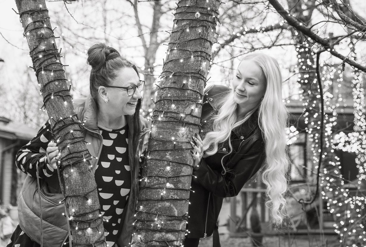 Äiti ja tytär ovat kasvaneet yhteen. ”Kouluiässä en halunnut mennä edes yökylään kaverille, koska tiesin, että ikävöisin äitiä niin kovasti”, Mandimai Sundberg kertoo.