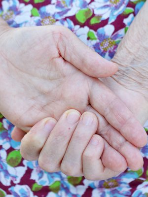 Monelle lähihoitajan kosketus on päivän tai viikon ainoa.