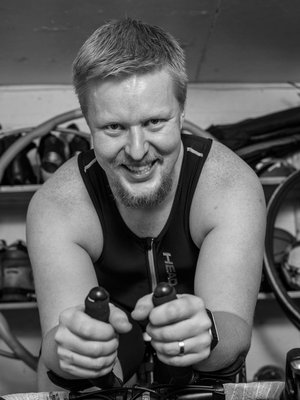 "Rakkaus urheiluun on yhdistänyt meitä isäni kanssa eniten. Isä sai härnättyä minut mukaan Tukholman maratonillekin", kertoo Jari Lottonen.