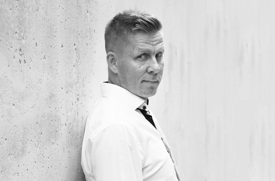 Psykologi ja HUSin linjajohtaja Jan-Henry Stenberg on ollut mukana kehittämässä mustasukkaisuuden omahoito-ohjelmaa. Hän harrastaa veneilyä, body pumpia ja maailman menon ihmettelyä.