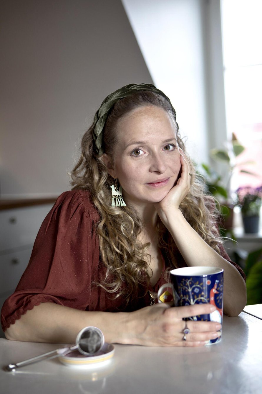 Jasminen oli nuorempana vaikea vastata kysymykseen, mistä hän on kotoisin. "Oli vaikea ymmärtää, olenko suomalainen vai ruotsalainen."