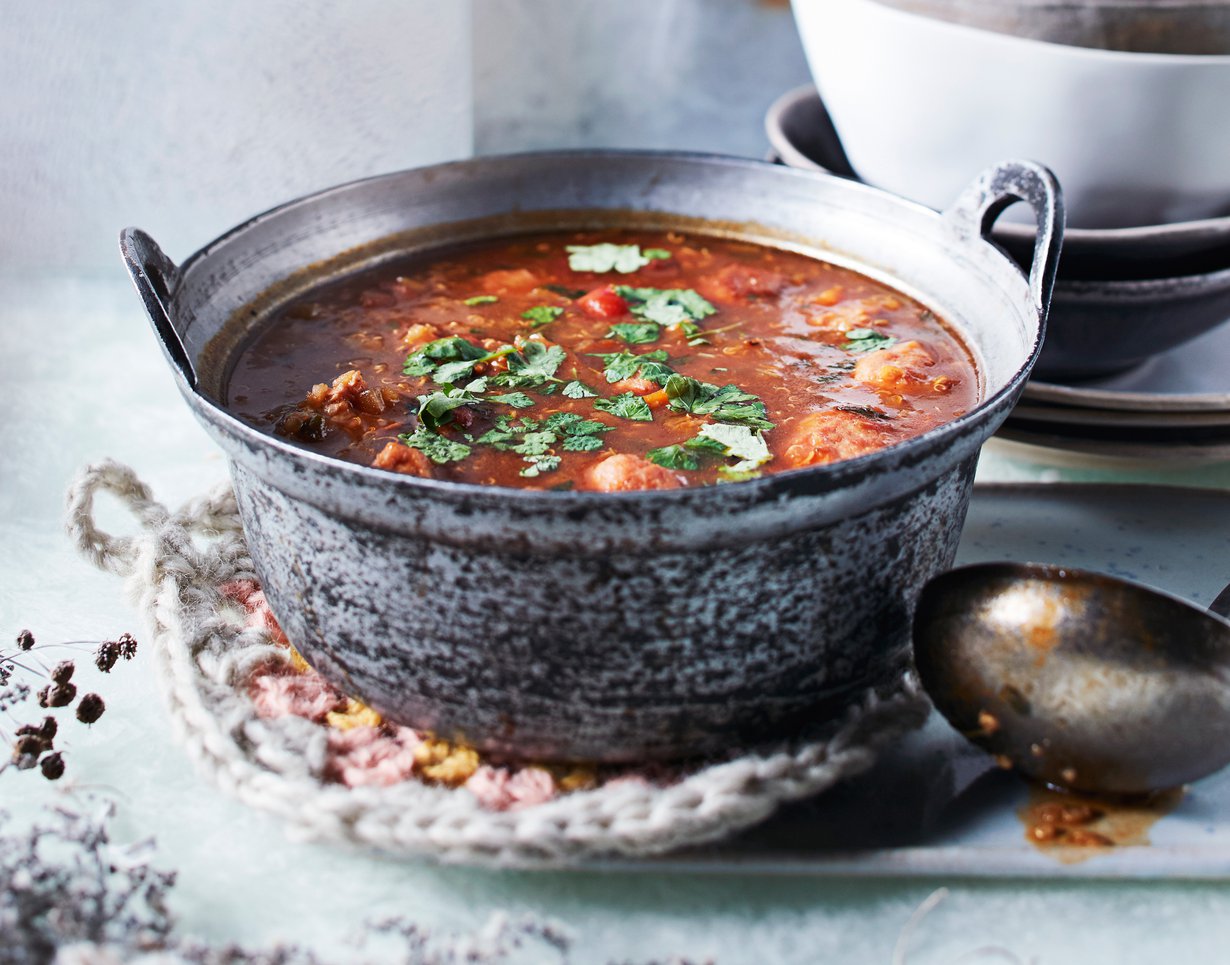 Tässä minestronessa pastan korvaa terveellinen kvinoa.