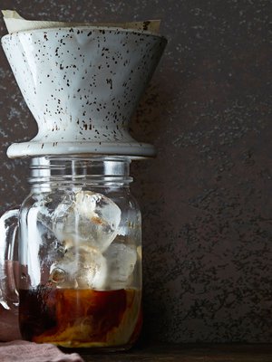 Kylmät kahvijuomat ovat hinnoissaan. On luksusta napata jääkaapista itse sekoitettu kylmä maitokahvi.