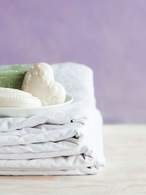 Tuoksusaippua ja tyhjä hajuvesipullo levittävät aromiaan sopivasti, mutta tuoksupussien kanssa on oltava varovainen. Liian voimakas tuoksu ei ilahduta ketään.