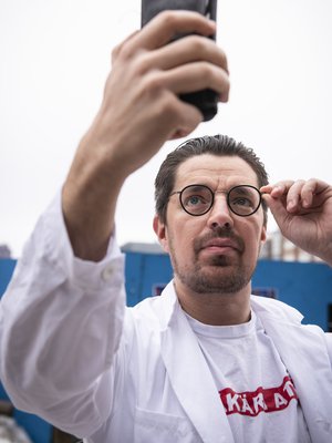  Lääkäri Atte Virolainen tunnetaan myös somessa. ”Vaikeistakin lähtökohdista voi selvitä järjissään. Tahdon olla siitä esimerkki niille nuorille, joilla ei ehkä ole muita.”