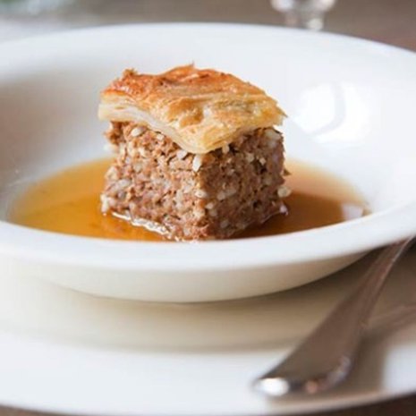 Yksi perinteisimpiä jouluherkkuja on itse tehty lihapiirakka ja aito liemi. 