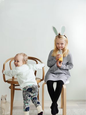 Pupuilla on pitkät korvat, tupsuhäntä ja kasvava makeannälkä.