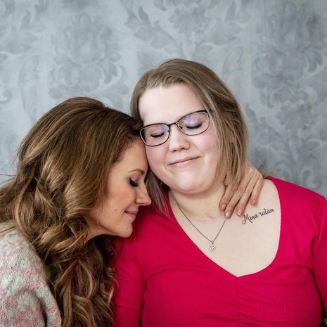 Yksi Veera Uusitalon lempikappaleista on Mikko Harjun  Sinä riität. Idea tatuointiin tuli siitä.  ”Lause lohduttaa, kun en tahdo jaksaa tätä elämää.” Tiina Forsbysta on tullut Veeran paras ystävä.