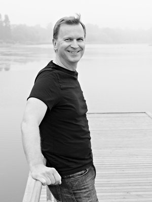 "Koskaan ei ole liian myöhäistä parantaa kuntoaan – mutta ei liian aikaistakaan", sanoo senioreille joogaa ohjaava Jore Marjaranta.