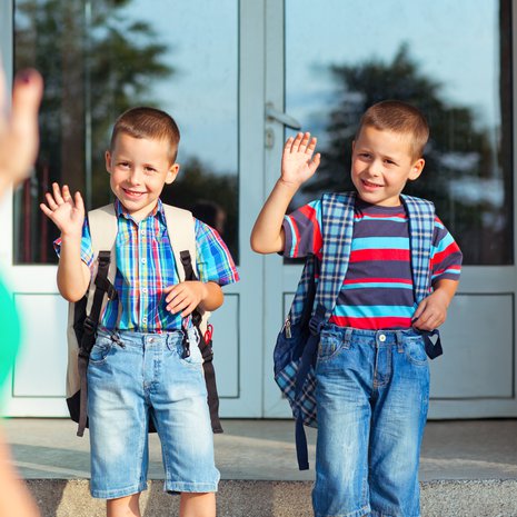 Ennen koulun alkua on hyvä käydä yhdessä katsomassa koulun pihaa ja koulumatkaa. Kaikki se lisää turvallisuuden tunnetta.