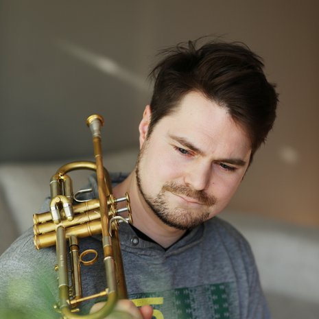 Trumpetisti Verneri Pohjola tulkitsee kesäkuun alussa ilmestyvällä Pekka-levyllään isänsä, basisti Pekka Pohjolan musiikkia.