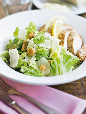 Caesarsalaatti sopii lisäkkeeksi kanalle, lohelle ja katkaravuille.