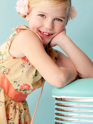 Mekon helma on poimutettu ennen kuin se on ommeltu yl&auml;kappaleeseen.