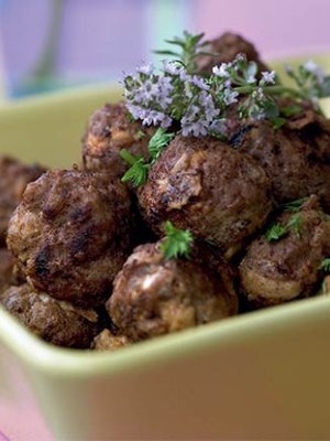 Lihapullataikina jalostuu, kun murennat joukkoon omenan lisäksi sinihomejuustoa.