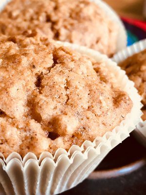 Näissä muffineissa omenasose tuo taikinaan mehevyyttä, mutta omenan maku ei tule esiin liikaa.