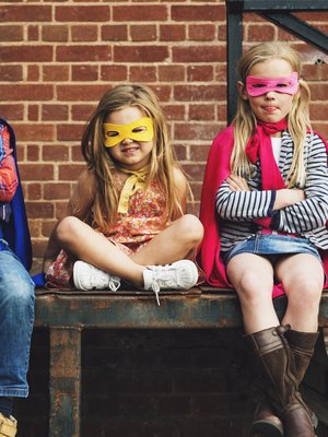 Kuvan oikeanpuoleinen henkilö kuuluu mystinen häröilijä -ystävätyyppiin. Vasemmalla istuu pomoystävä.