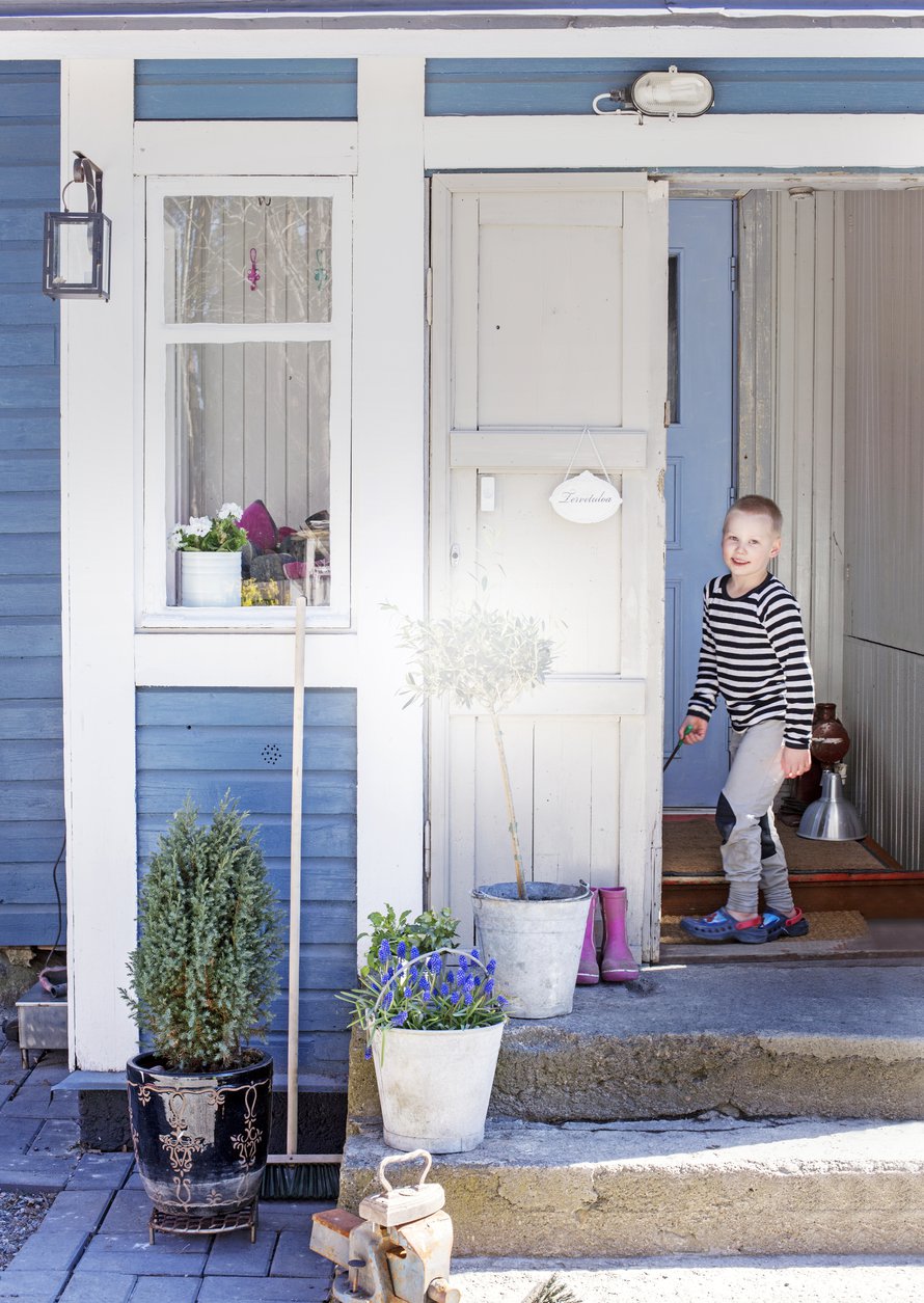 ”Kun harkitsimme autiotalon ostamista, joku kyseli, olemmeko ihan tasapainoisia. Toiset iloitsivat, että vihdoin talo puretaan. Läheiset kyllä tiesivät, että kun johonkin ryhdyn, vien sen loppuun”, Julia Immonen muistelee. Wäinö-poika on mielissään, kun vanhassa talossa ei tarvitse koko ajan varoa.