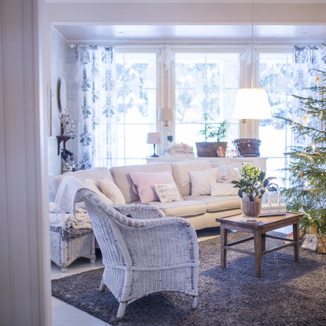 Vanhan ja uuden yhdistely tekee olohuoneesta harmonisen. Iso kaappi ja valkoinen sivupöytä on teetetty Laosissa. 