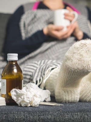 Ihmelääkettä flunssaan ei ole, mutta oireita voi onneksi helpottaa.