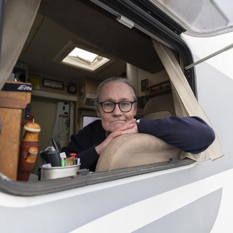 Edu Kettunen tekee keikkareissut omalla asuntoautolla, koska ei tykkää hotellihuoneista. Tänä vuonna Edu kiertää Suomea 45 vuotta myöhemmin -juhlakiertueellaan.  