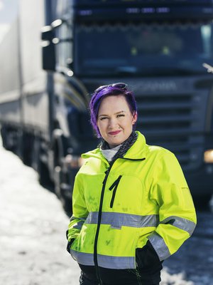 Sini-Meri Kaivola on 29-vuotias rekkakuski, joka asuu Heinolassa neljän lapsensa kanssa. Hän on aina pitänyt autoista ja harrastanut rokkirallia eli kilpa-ajoa liikenteestä poistetuilla autoilla.