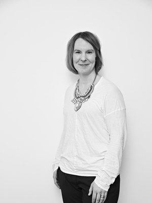 Psykologi ja psykoanalyytikko Anna Collander asuu Helsingissä. Anna raivaa yksinololle aikaa aina, kun pystyy.