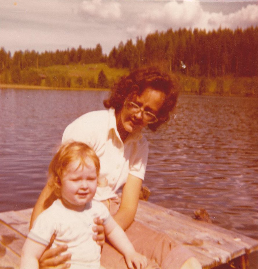 Graafikko Anu Salo kiittää Taina-äitiään: "Kiitos äiti siitä, että olet aina uskonut minuun, etkä ole kyseenalaistanut valintojani." Kuva on otettu Simpeleellä vuonna 1972.