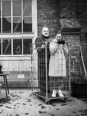 Tuomas Airola ja hänen tyttärensä Oona Airola ovat niin läheisiä, että asuvatkin samassa korttelissa. ”Huumori on keino tavallaan pyyhkiä osa kipeistä asioista maton alle, mutta tavallaan myös käsitellä ne”, Tuomas sanoo.