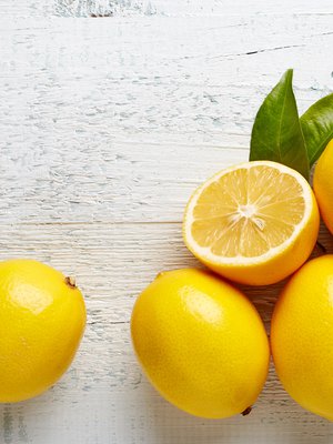 Tummuneet kylpyhuoneen laatatkin rakastavat sitruunan hipaisua.