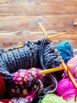 Neulominen on erityisen stressitön käsityö, sillä neulos on helppo jättää kesken, sanoo käsityötieteen professori Sinikka Pöllänen.