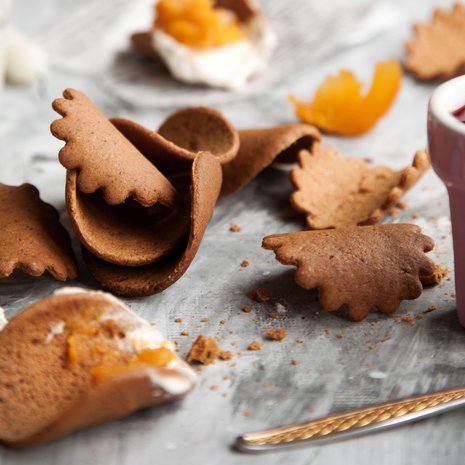 Jos haluat sipseistä kaarevia, paista ne leivinpaperirullan, foliorullan tai metallilieriön päällä.