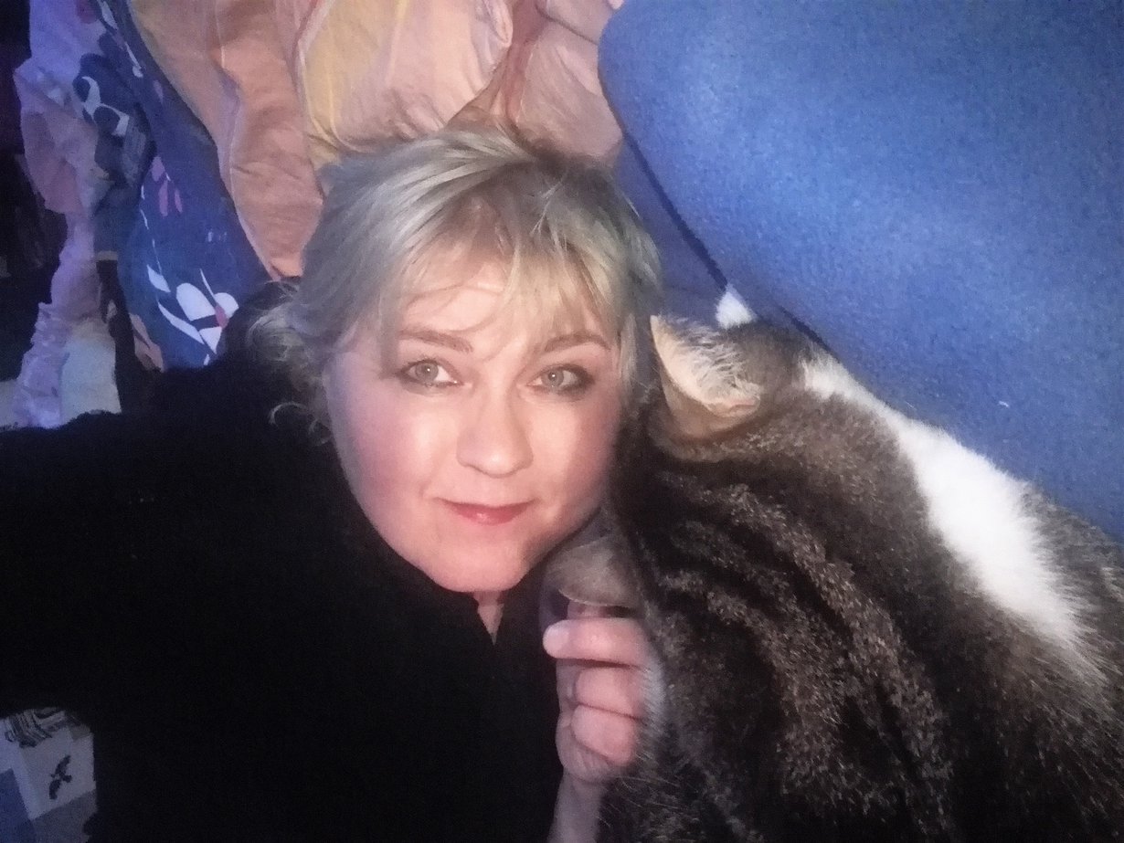 Lukijabloggaaja Hanna Lahtinen sekä löytöeläinkodista perheeseen muuttanut Urho-kissa.