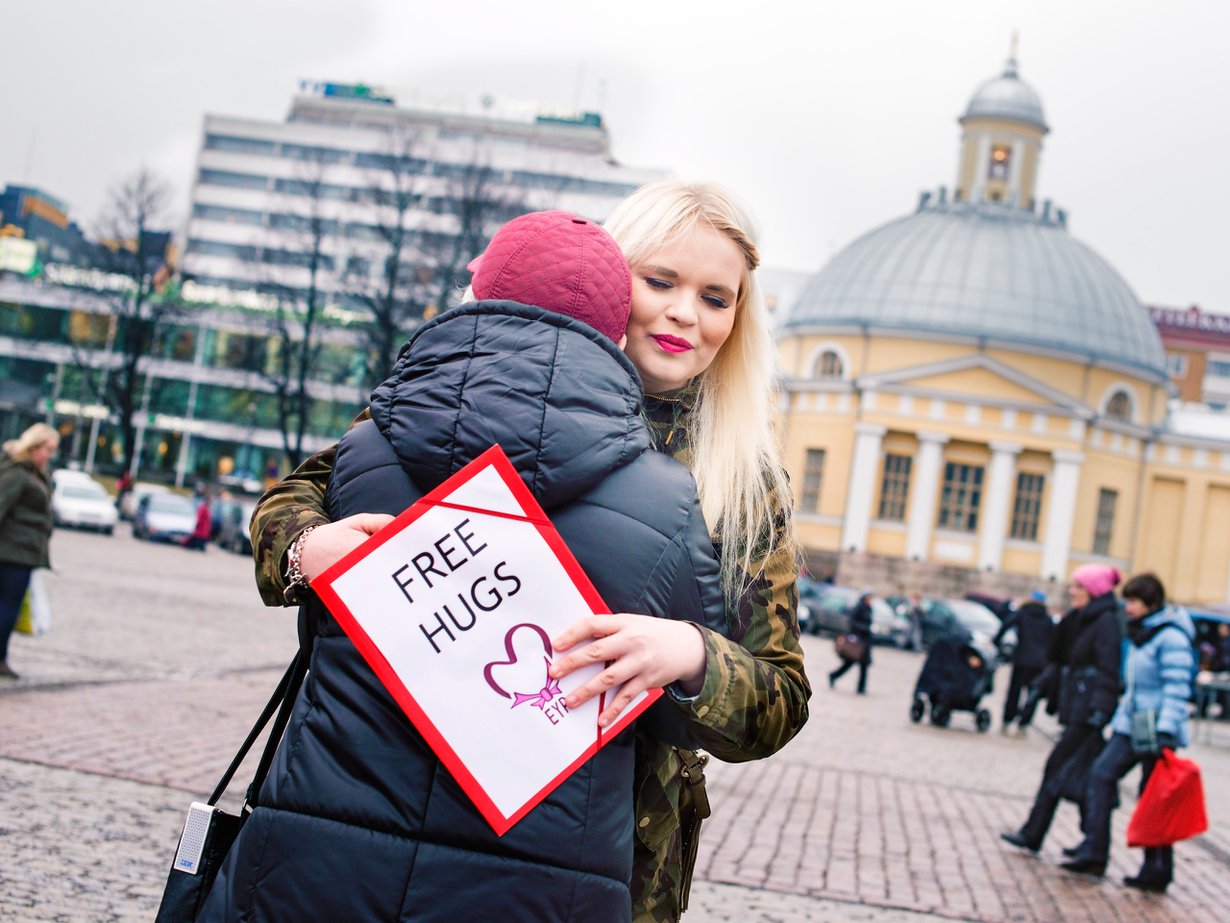 Edes yhtenä päivänä maailman tärkein -yhteisö järjesti ystävänpäivänä Halipäivä -tempauksen kuudessa kaupungissa. Eveliina Söderstöm jakoi halauksia Turun kauppatorilla.