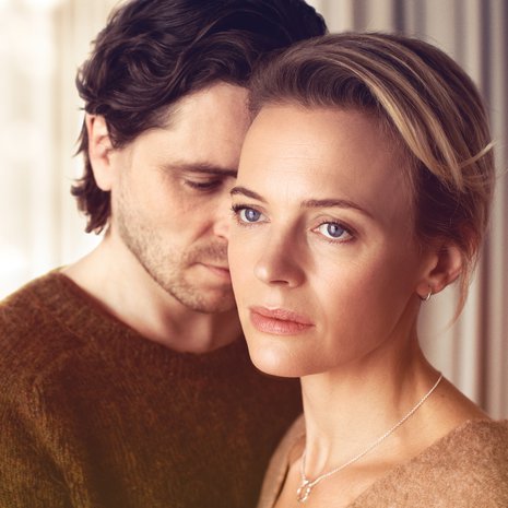 Claran (Josephine Bornebusch) ja Peterin (Sverrir Gudnason) suhdekiemurat saavat katsojan anelemaan jatkoa: tahdon tietää, miten heille loppuelämässä käy!