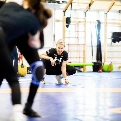 ”Minulle kova kuri sopi, olin niin jääräpäinen. Itse yritän valmentaa positiivisuuden kautta. Jos jokin ei pelitä, löydetään yhdessä toimivampi tapa”, Petra Olli sanoo.