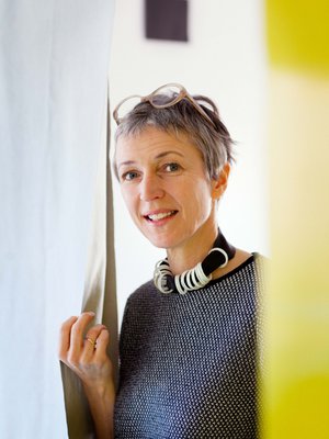 "Kaulassani on itse suunnittelemani kierrätyskoru. Neule on Knit-Worksin, ja silmälasit olen ostanut Salme-optiikasta", sisustusarkkitehti ja muotoilija Riikka Steinberg kertoo.