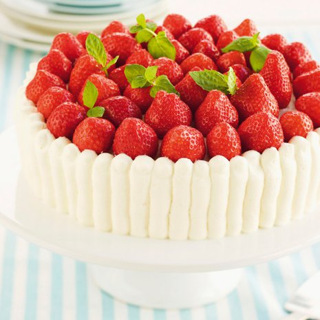 Täytä kakku edellispäivänä, koristele mansikoilla seuraavana.