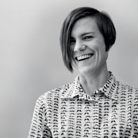 Katariina Kyrölä on 37-vuotias yliopistonlehtori. Hän tutki väitöstutkimuksessaan median tapaa esittää lihavuutta. Kyrölä asuu Turussa Elvis-koiransa kanssa ja harrastaa naisten täyskontaktilaji roller derbyä.