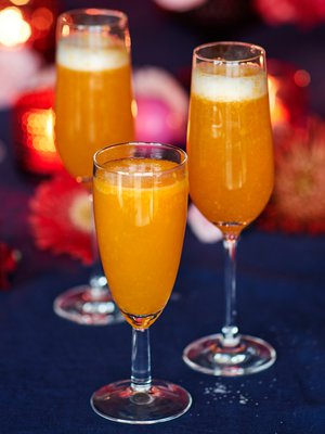 Malja meille! Raikas aperitiivi aloittaa juhla-aterian.