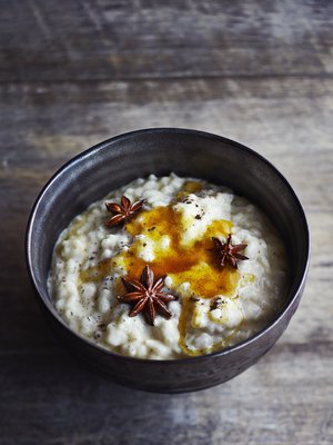 Makean puuron päälle sopii loistavasti makusiirappi. Ohjeen löydät reseptin lopusta.