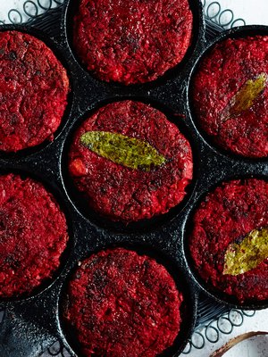 Helpot punajuuripihvit paistetaan rapeiksi pannulla. Lettupannu on tässä oiva apu.