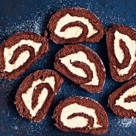 Kääretorttu onnistuu melkein tavallista paremmin gluteenittomana. Tärkkelys pitää huolen taikinan kuohkeudesta ja tekee tortusta helposti käärittävän.
