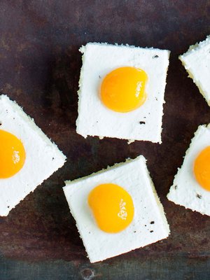 Jos et innostu munakoristelusta, ripottele rahkatäytteen päälle paloiteltuja hedelmiä tai marjoja.