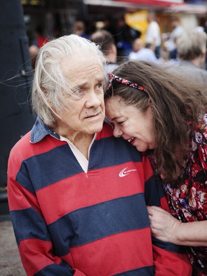 "Et sä mulle mikään taakka ole. Tyyppi. Heppuli", Anu Panula sanoo puolisolleen Hannu Kahiluodolle.