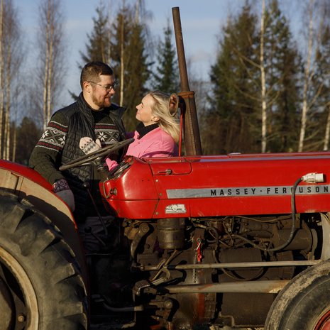 ”Usein illalla Kallen kainalossa nipistän itseäni ja varmistan, onko tämä onni todella totta”, Niina sanoo. 
