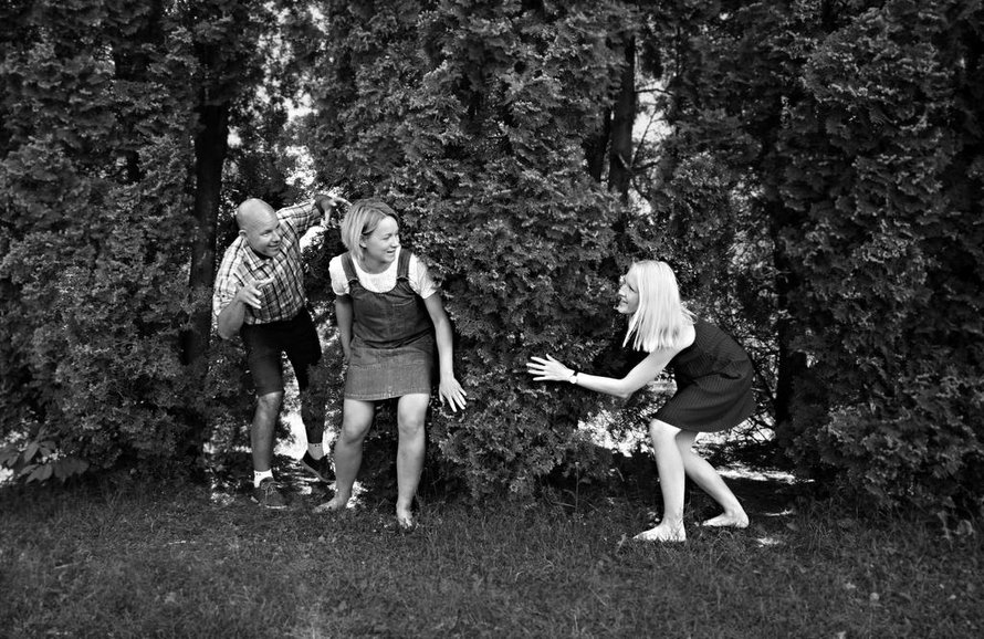 Kaj Kunnaksen molemmat tytöt asuvat ulkomailla, mutta kesällä he tulivat käymään kotona Karjaalla. Pieninä Sannin (kuvassa keskellä) ja Emmin suosikkileikki isän kanssa oli rosvohippa.