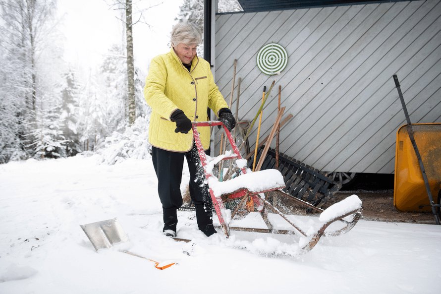 Viime syksynä Elisabeth Rehnin polvi alkoi oireilla. ”Nyt on tullut luopumisen aika. Se minun täytyy ymmärtää.” Postien haku sujuu kätevästi 40 vuotta vanhalla potkukelkalla.